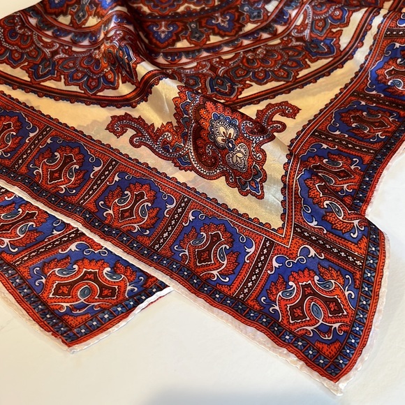 Vintage Gorgeous printed scarf hand stitched silky feel excellent condition - Picture 10 of 11